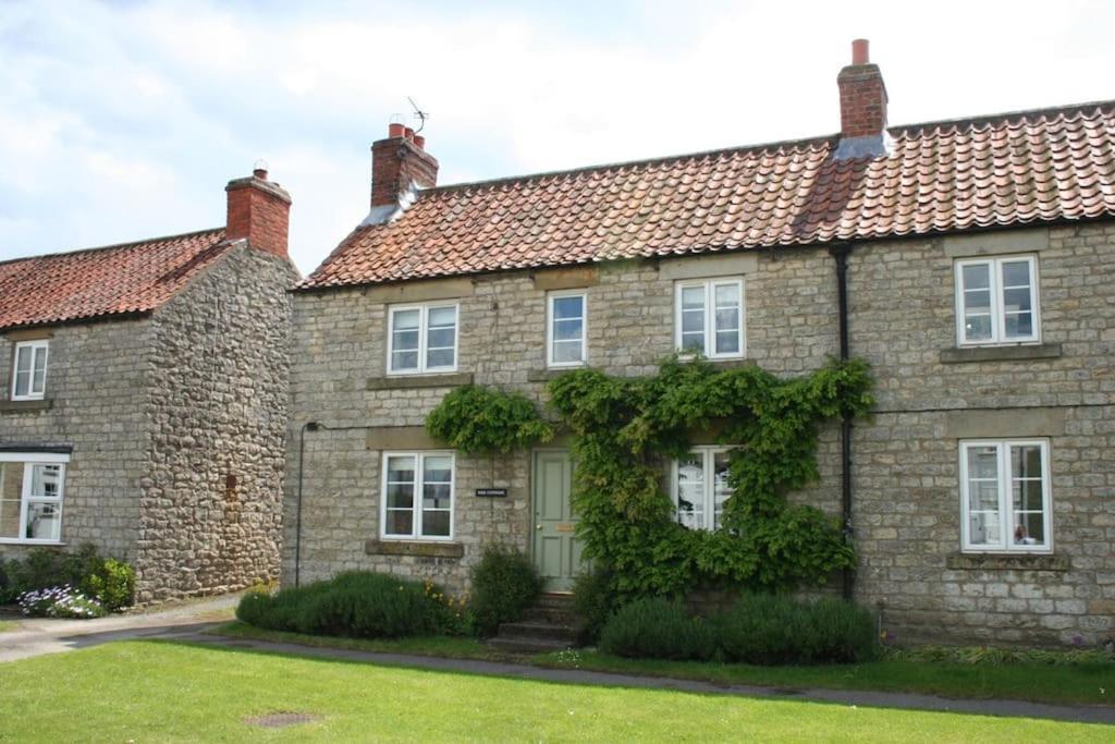 Pretty Yorkshire Stone Cottage Harome Exterior photo